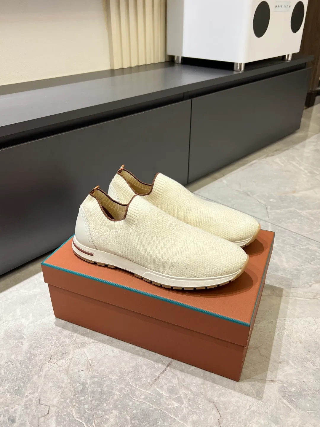 Men's Men's Shoes 💰p380 Loro Men's Shoes 💰piana/Noyo Piana 360 L Men's Shoes 💰p Flexy Walk Men's Sports Shoes These sports shoes are made of knitted wool uppers, and the heel is wrapped in smooth calf leather. Merino sheep are selected from Australia and New Zealand. The upper is machine-woven like a sweater, and then equipped with a white rubber outsole and a Kummel-colored sole. It is both beautiful and non-slip. The fabric is 100% cashmere and the insole is calf leather. It is super comfortable on the feet! Comes with full original packaging! Multiple colors available! Size: 38-44 (45 customized)